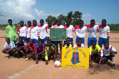 Übergabefoto aus Senya/Ghana     Sportutensilien                      gespendet Ludwig-Meyn-Gymnasium - Uetersen