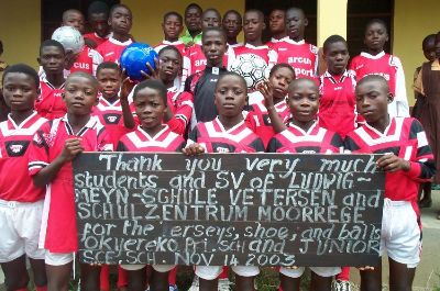 Übergabefoto aus Okyereko/Ghana     Sportutensilien                      gespendet Ludwig-Meyn-Gymnasium - Uetersen                           u. Schulzentrum - Moorrege