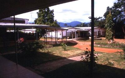 ENYIRESI - HOSPITAL         Blick  von OPD (Ambulanz)  auf  die stationäre Abteilung,   im hinteren Teil des Gebäudes ist der OP untergebracht  